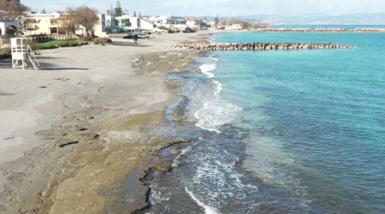 Αγία Μαρίνα εναντίον… Πλατανιά: Το λιμάνι εξαφάνισε την παραλία – Προσφεύγουν στο ΣτΕ πολίτες και επιχειρηματίες
