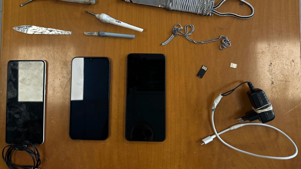 Αιφνιδιαστική έρευνα στις φυλακές Χανίων: Όπλα, κινητά και αυτοσχέδια αντικείμενα στα κελιά - Δικογραφία για 11 κρατούμενους