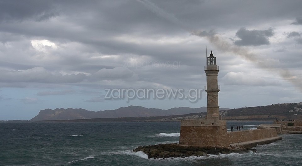 Χανιά: Άσχετοι τουρίστες “κόλησαν” σκάφος στο Ενετικό Λιμάνι, κοντά στον Φάρο