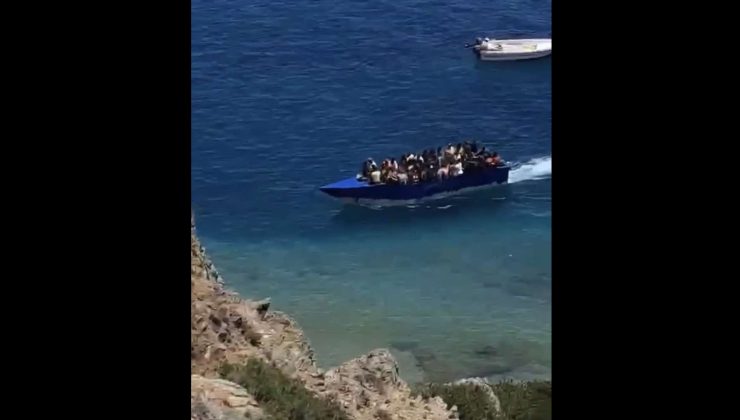 Έκρηξη μεταναστευτικών ροών στην Κρήτη – Βίντεο καταγράφει την στιγμή που βάρκα ασφυκτικά γεμάτη με μετανάστες φτάνει στην Γαύδο