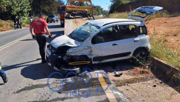 Σφοδρή σύγκρουση τριών οχημάτων – Δύο άτομα μεταφέρθηκαν στο νοσοκομείο (φωτο)