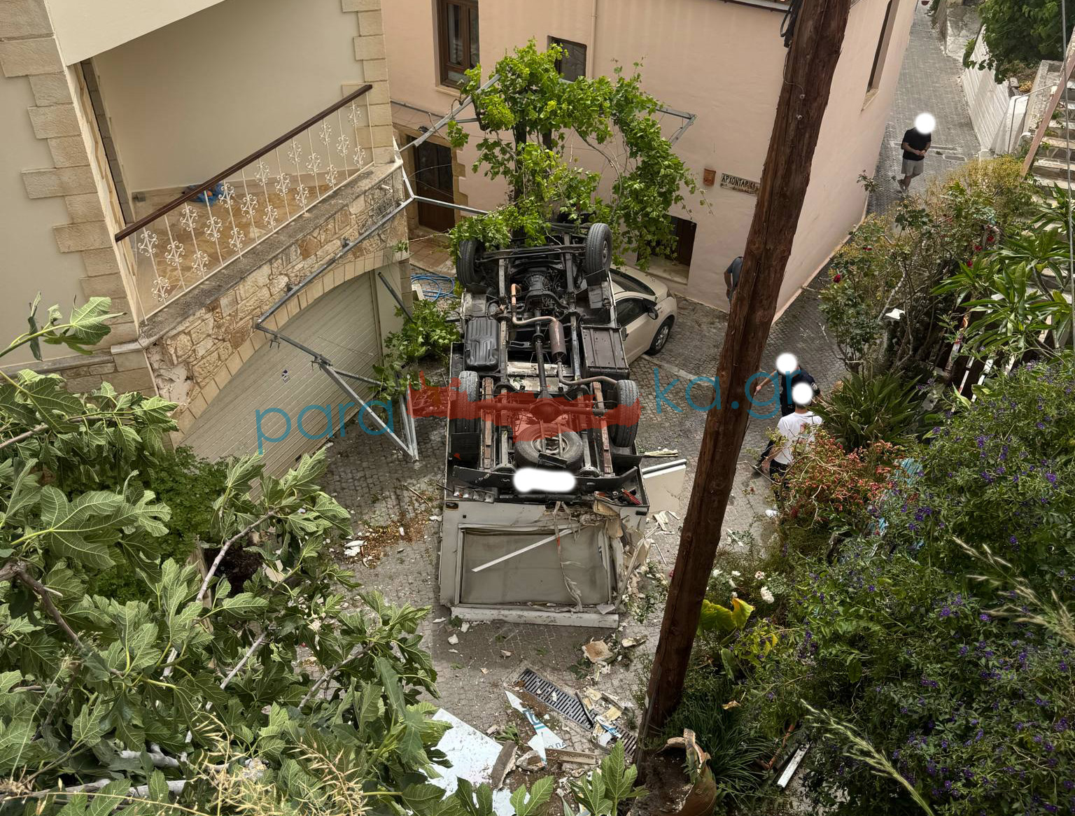 Χανιά: Τρομακτικό τροχαίο στον Πλατανιά! Φορτηγό έπεσε από ύψος και διέλυσε ΙΧ! (φωτο)