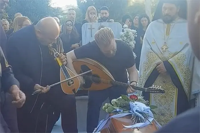 Ο Νίκος Ζωιδάκης αποχαιρετά τον Κυριάκο Παπασηφάκη με ένα τραγούδι που λύγισε τους πάντες (video)