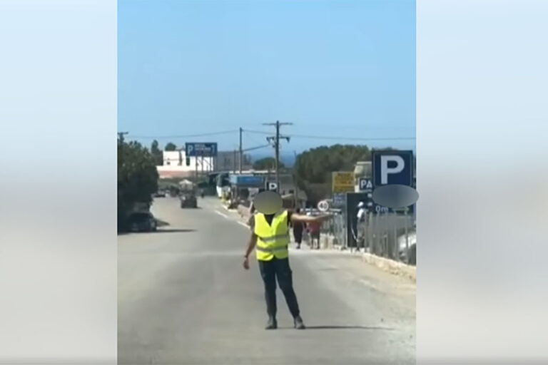 Χανιά: Αστυνομικοί προσποιήθηκαν τους τουρίστες και τσάκωσαν κράχτη παρκινγκ στο Λαφονήσι (video)