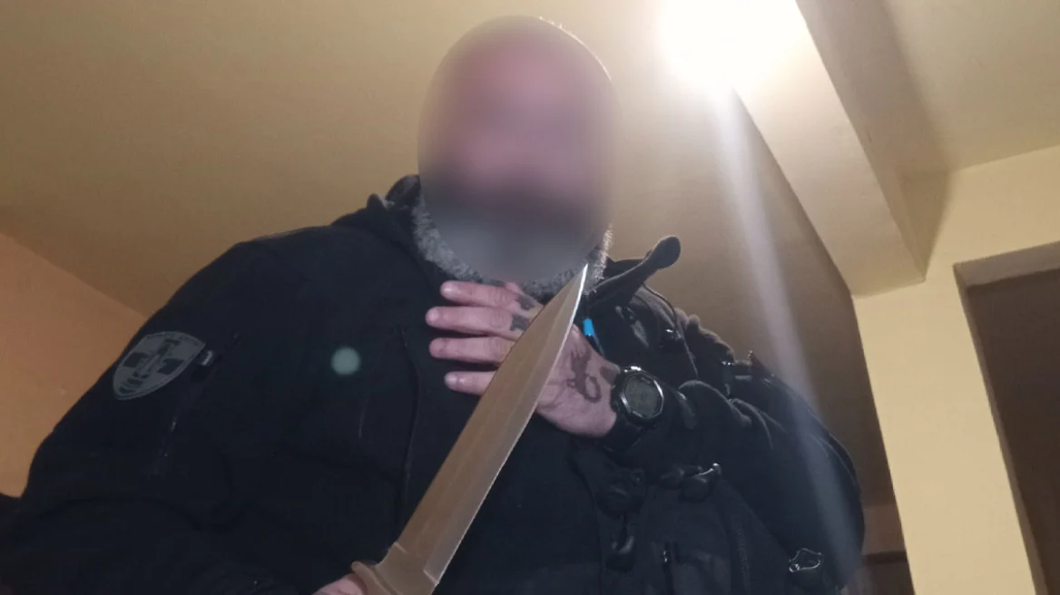 Χανιά: Το προφίλ του 42χρονου Χανιώτη με το «φορτωμένο» οπλοστάσιο - Η ανάρτηση που οδήγησε στην σύλληψη του (video)