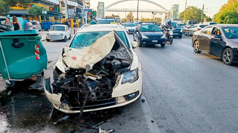 Νεκρή δημοτική υπάλληλος στην Ποσειδώνος - Ταξί πήγε να κάνει προσπέραση και καρφώθηκε σε απορριμματοφόρο (φωτο)