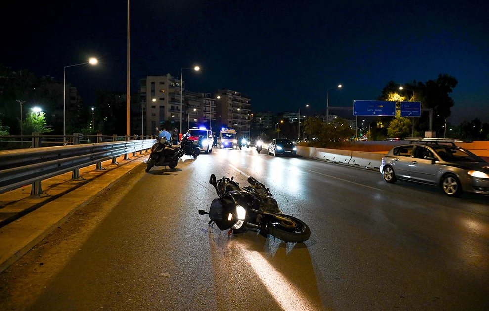 Τροχαίο με δύο νεκρούς - Μηχανή εξετράπη της πορείας της (φωτο)