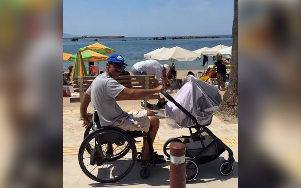Χανιά: Ο πατέρας Αντώνης Τσαπατάκης κάνει… τεστ ντράιβ το αμαξίδιο της ευτυχίας (video)