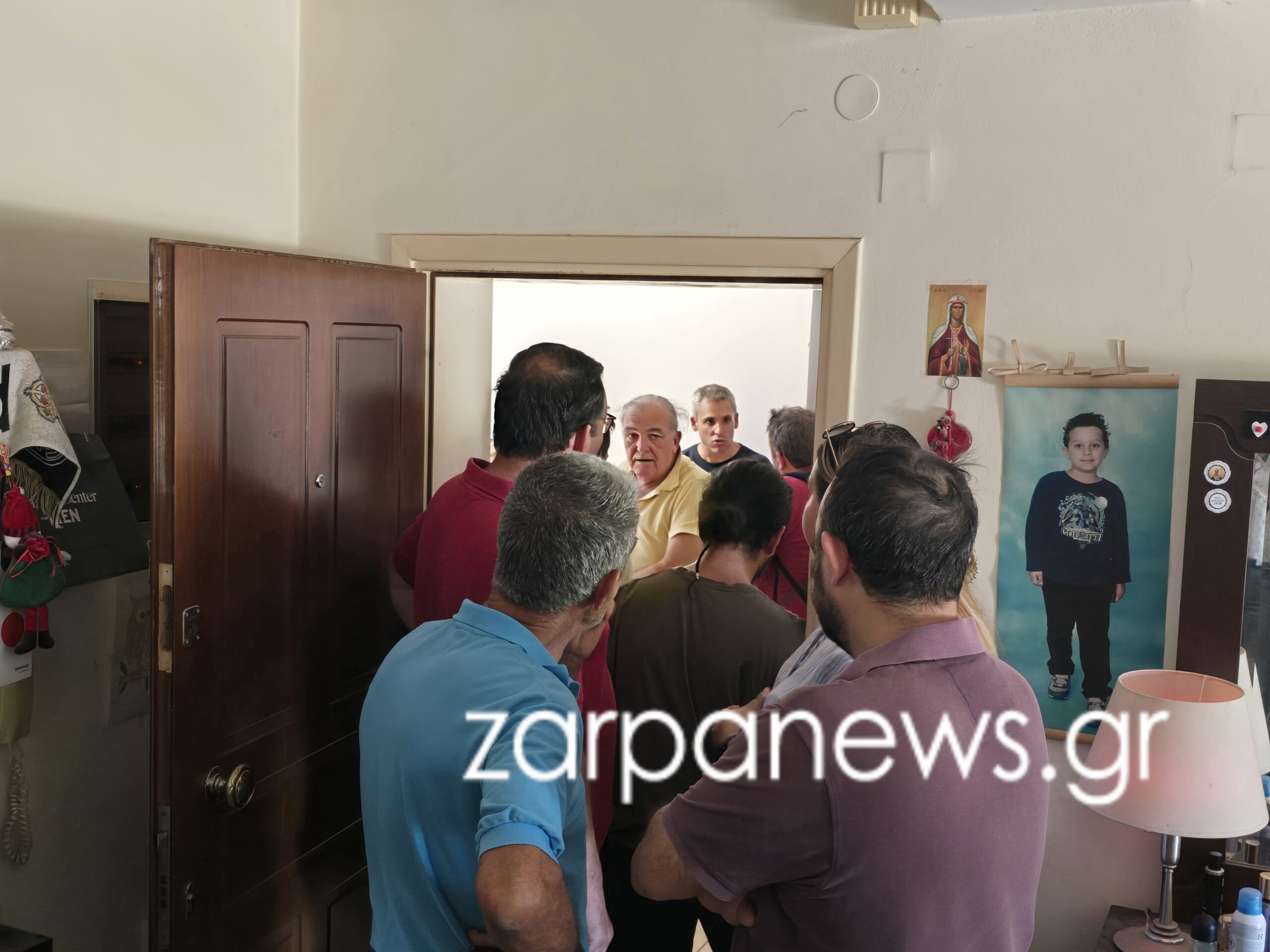 Χανιά: Αστυνομικό ντου σε διαμέρισμα για να πετάξουν έξω πατέρα με δύο παιδιά – Έβγαλαν το σπίτι σε πλειστηριασμό (φωτο - video)