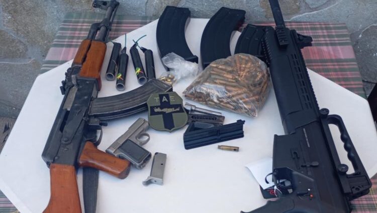 Χανιά: Καλάσνικοφ, άλλα όπλα, σφαίρες και άλλα “καλούδια” βρήκε σε έρευνα στα Σφακιά το ΤΑΕ (φωτο)