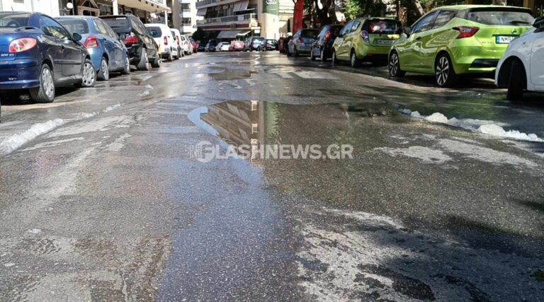 Χανιά: Έσπασε ο κεντρικός αγωγός νερού στην οδό Τζανακάκη – «Φούσκωσε» το οδόστρωμα (φωτο – βίντεο)