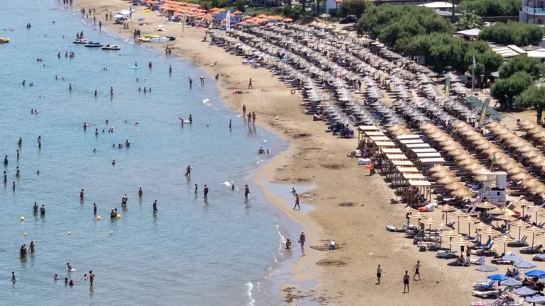 Πόσο στοιχίζει το μπάνιο στην Κρήτη - Αναλυτικό κόστος εξόδου σε παραλία: από τις ξαπλώστρες μέχρι το κλαμπ σάντουιτς