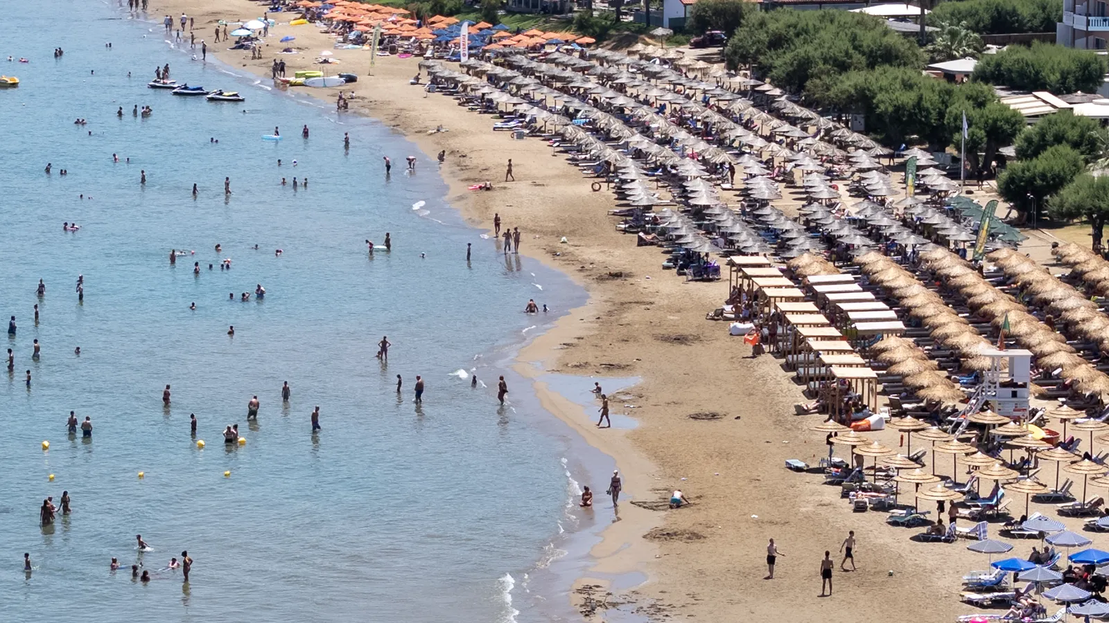 Πόσο στοιχίζει το μπάνιο στην Κρήτη - Αναλυτικό κόστος εξόδου σε παραλία: από τις ξαπλώστρες μέχρι το κλαμπ σάντουιτς