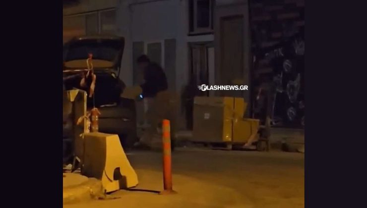 Χανιά: Άνδρας «σηκώνει» πλάκες πεζοδρομίου από εργοτάξιο ανάπλασης και τις φορτώνει στο όχημα του (video)