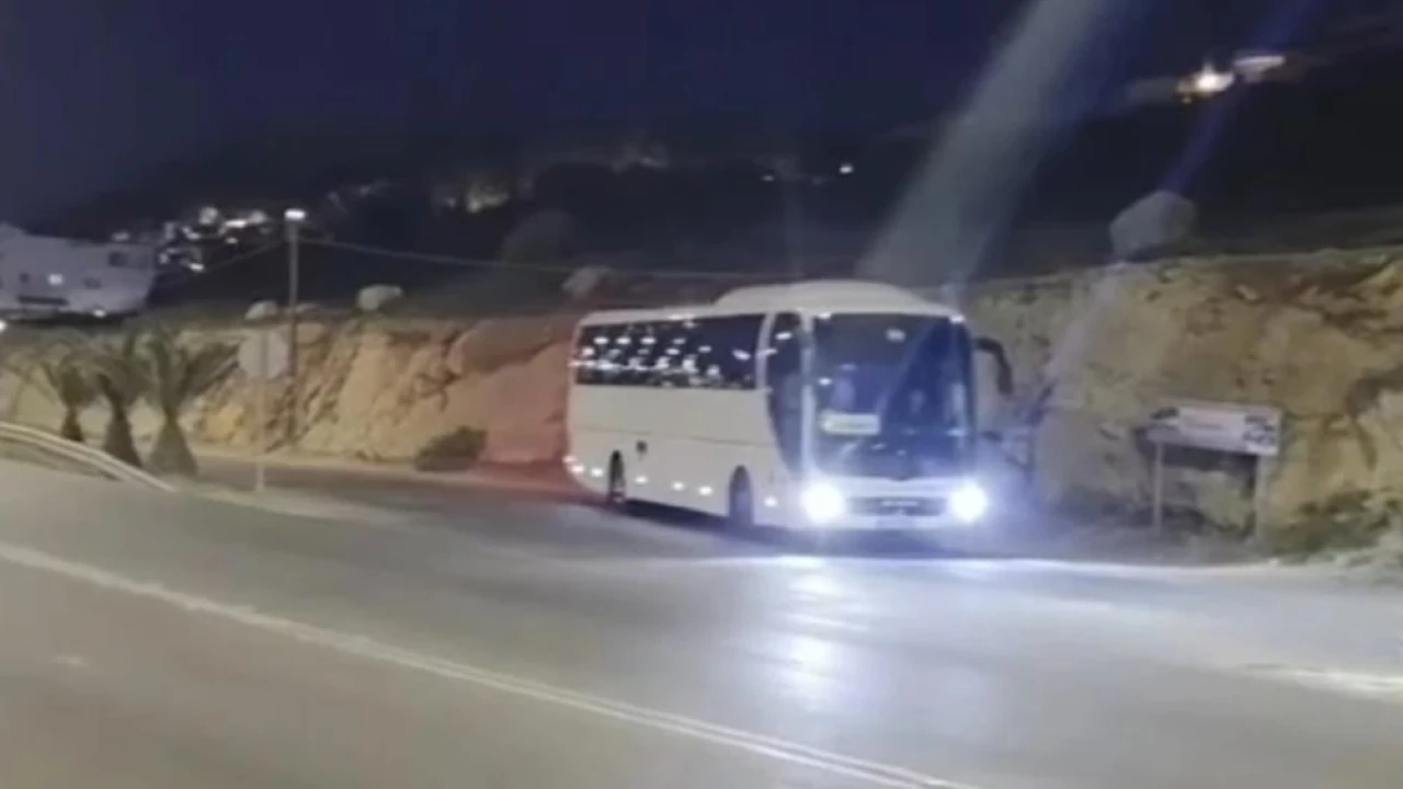 Στιγμές τρόμου σε στενούς δρόμους της Κρήτης: Οι ελιγμοί των τουριστικών λεωφορείων που «παγώνουν» το αίμα (video)