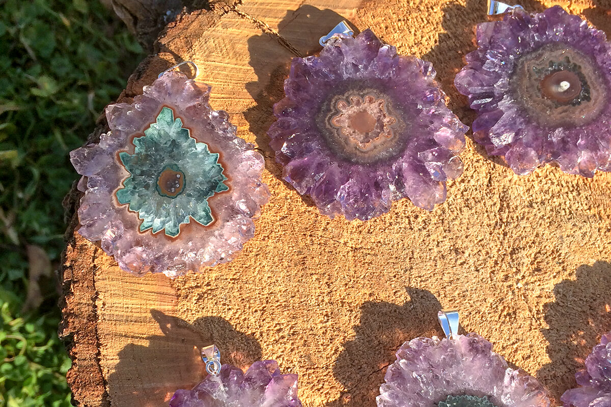 Γιατί τα Κολιέ με Κρυστάλλους Είναι Κάτι Περισσότερο από ένα Απλό Αξεσουάρ;