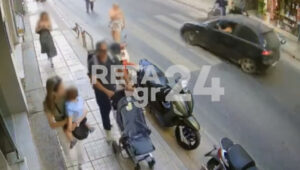 Βίντεο σοκ: Αυτοκίνητο εμβόλισε διανομέα που σταμάτησε σε διάβαση – Διέφυγε πετώντας πέτρες ο οδηγός