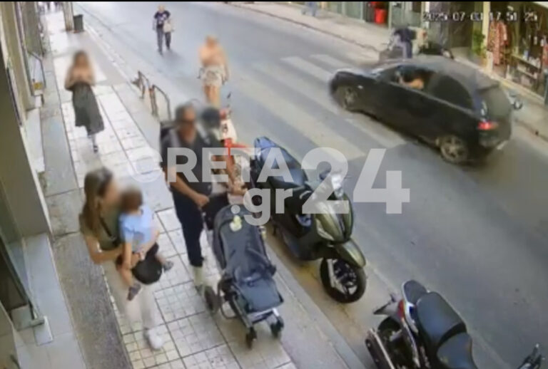 Βίντεο σοκ: Αυτοκίνητο εμβόλισε διανομέα που σταμάτησε σε διάβαση – Διέφυγε πετώντας πέτρες ο οδηγός