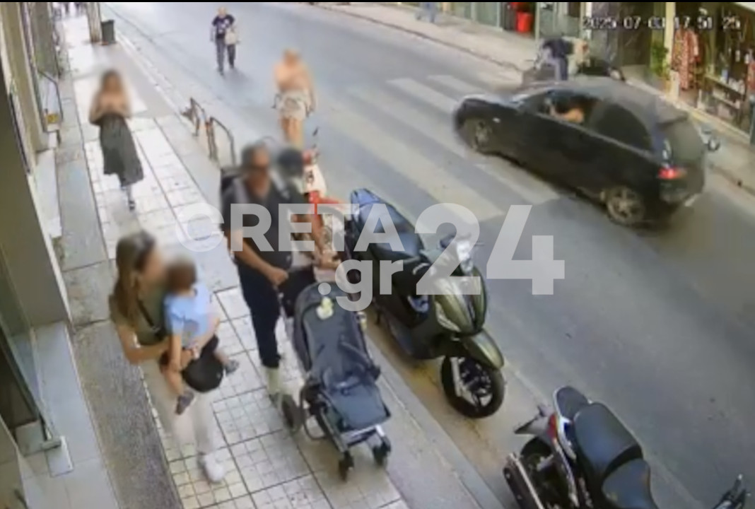 Βίντεο σοκ: Αυτοκίνητο εμβόλισε διανομέα που σταμάτησε σε διάβαση – Διέφυγε πετώντας πέτρες ο οδηγός