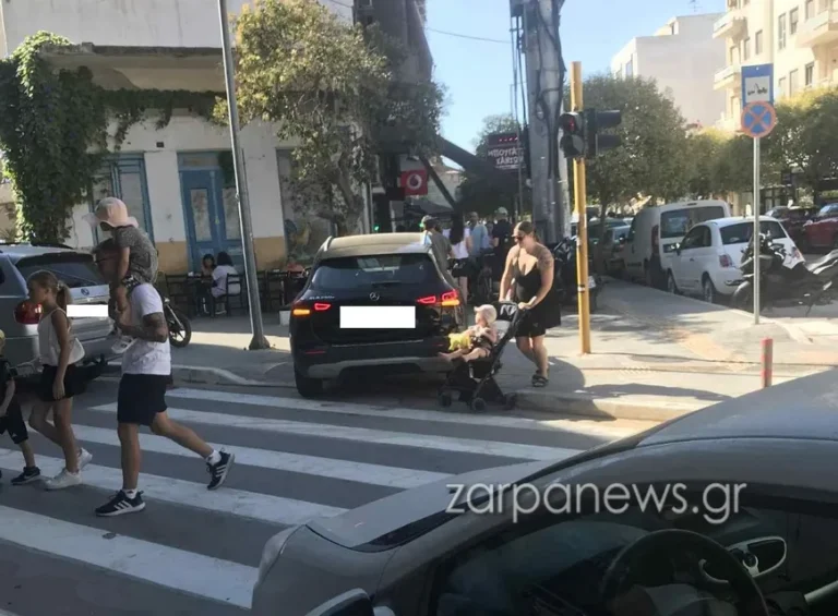 Σαββατιάτικη ξεφτίλα στο κέντρο των Χανίων… Η Μερσεντές στο πεζοδρόμιο, η μητέρα με το καροτσάκι ψάχνει διέξοδο (φωτο)