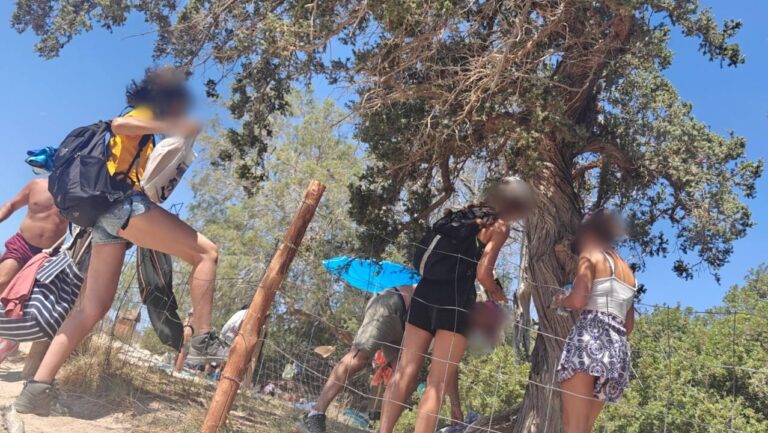 Χανιά: Κανένας σεβασμός από τους ξένους επισκέπτες στο Λαφονήσι προκειμένου να βρουν σκιά (φωτο)