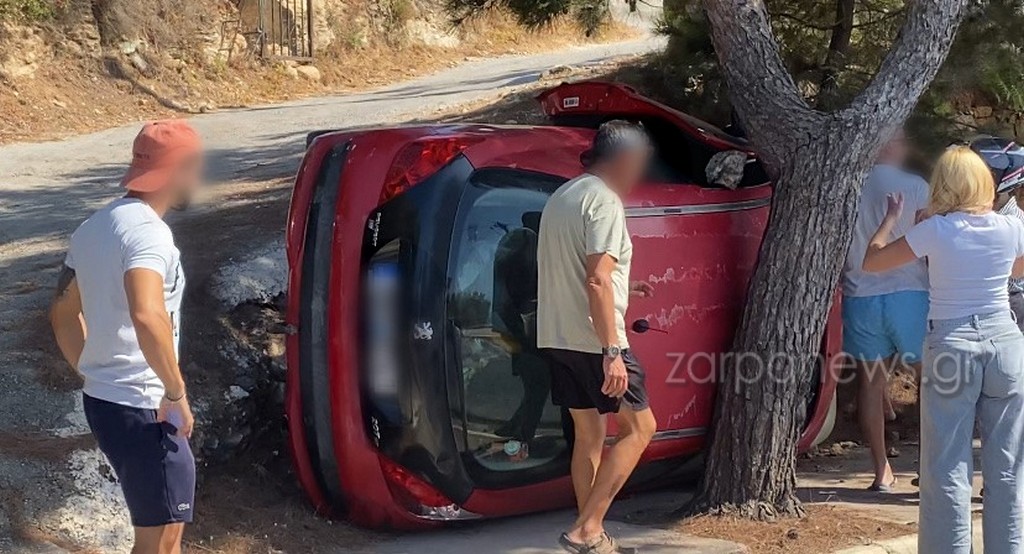 Χανιά: Σοκαριστικό τροχαίο – Αυτοκίνητο τούμπαρε και σφήνωσε σε δέντρο (βίντεο)