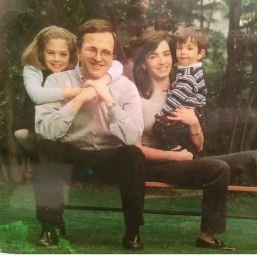 Ο Αντώνης και η Γεωργία Σαμαρά, στον κήπο του σπιτιού τους στην Κηφισιά με τα παιδιά τους Λένα και Κώστα, λίγο μετά τα μέσα της δεκαετίας του '90
