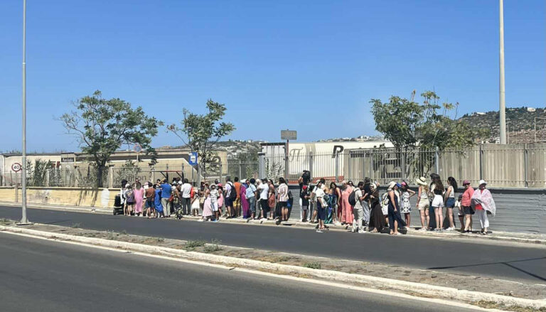Απαράδεκτες σκηνές στο λιμάνι της Σούδας – Τουρίστες περίμεναν στο λιοπύρι για να πάνε στα Χανιά (φωτο)