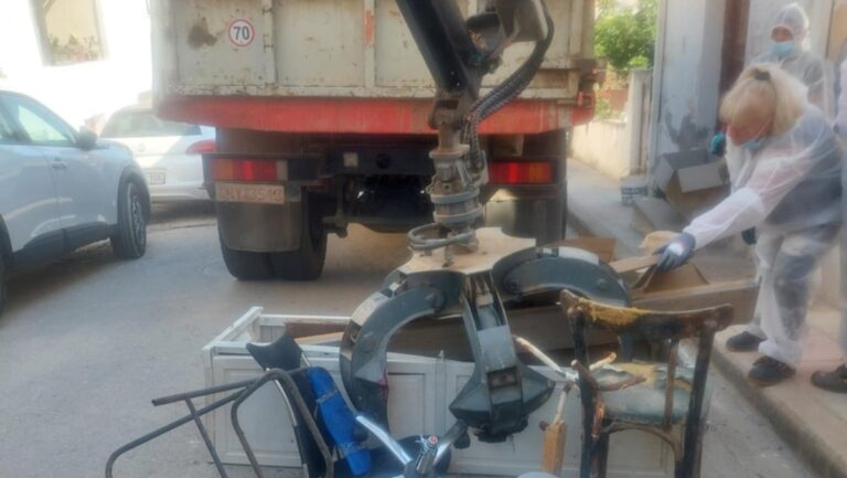 Χανιά: Επιχείρηση του Δήμου σε σπίτι “σκουπιδότοπο” - Η ιδιοκτήτρια επιτέθηκε σε υπάλληλο