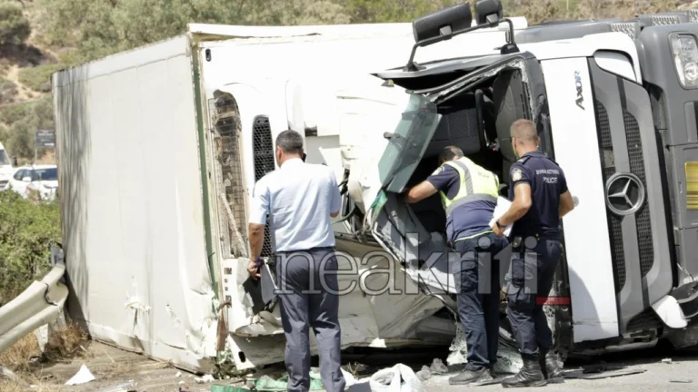 Ανατροπή για το θανατηφόρο τροχαίο στον ΒΟΑΚ - 17χρονος ο οδηγός του φορτηγού που έχασε τη ζωή του - Σοκάρουν οι εικόνες