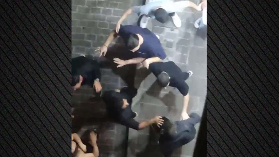 Άγριο ξύλο μεταξύ νεαρών στο Ρέθυμνο τα ξημερώματα - Πέταξαν αγόρι με το κεφάλι σε βιτρίνα (video)