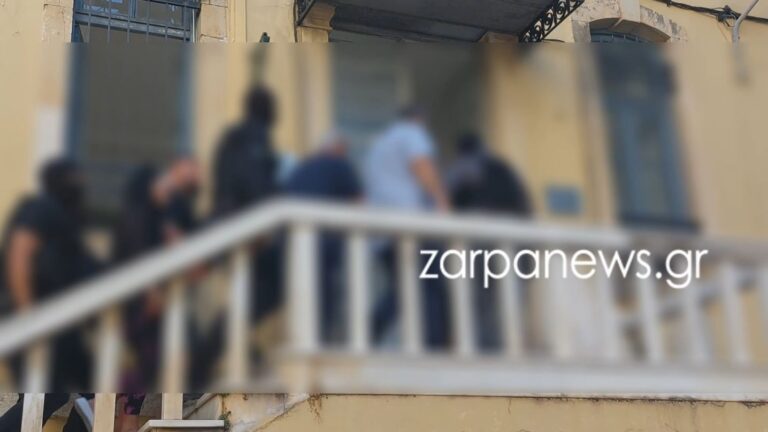 Χανιά: “Μη φοβάσαι τίποτα, γίγαντα, σ’αγαπάμε” – Με χαμόγελα και χειροκροτήματα η μεταγωγή των δύο αδερφών απ’ τον Σταυρό για την εγκληματική οργάνωση (video)