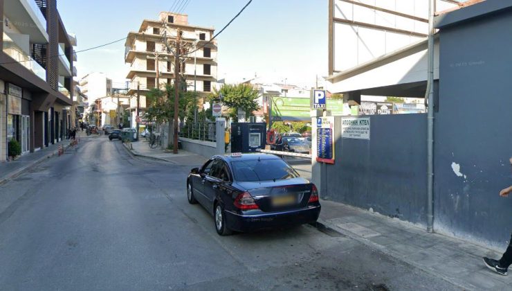 Ένα πρωτοφανές για τα Χανιώτικα δεδομένα περιστατικό ληστείας έχει κινητοποιήσει τις αστυνομικές αρχές. Αναλυτικότερα στις 14:00 το μεσημέρι της Τετάρτης 17/9 και ενώ μια γυναίκα οδηγός βρισκόταν στην πιάτσα των ταξί επι της οδού Παρθενίου Κελαιδή, στην περιοχή του ΚΤΕΛ, μπήκε σε όχημα ένας αλλοδαπός ο οποίος της ζήτησε να πάνε στο χωριό Βρύσες Αποκορώνου προκειμένου να πάρει κάποια «χαρτιά». Όμως στην διαδρομή την οδήγησε σε ερημική τοποθεσία και αφού την απείλησε με ένα μαχαίρι και της πήρε ότι χρήματα είχε, την έδεσε στο πίσω κάθισμα του ταξί όπου την άφησε ξαπλωμένη. Στην συνέχεια ο δράστης πήρε το ταξί και αφού το οδήγησε σε δρόμο στην περιοχή της συνοικίας του Κουμπέ, ετράπη σε φυγή αφήνοντας την οδηγό δεμένη μέσα στο όχημα. Μετά από πολύ προσπάθεια η γυναίκα κατάφερε να λυθεί και να βγεί από το ταξί καλώντας σε βοήθεια, ενώ περίοικοι που προσέτρεξαν ενημέρωσαν τις αστυνομικές αρχές. Σύμφωνα με πληροφορίες ο δράστης της ληστείας μιλούσε άπταιστα ελληνικά και φαινόταν να γνωρίζει πολύ καλά τους δρόμους των Χανίων. Ο πρόεδρος του Σωματείου ιδιοκτητών ταξί Χανίων Ηλίας Καραπατάκης, μιλώντας στο Flashnews.gr ανέφερε: «Καταδικάζουμε απερίφραστα το περιστατικό και όλοι βρισκόμαστε στο πλευρό της συναδέλφισσάς μας. Για άλλη μια φορά αποδυκνείεται το επικίνδυνο του επαγγέλματός μας και ειδικά οι κίνδυνοι που υπάρχουν όταν ένας πελάτης κάθεται στο πίσω κάθισμα. Και στο παρελθόν είχαν συμβεί περιστατικά ληστείας, αλλά είναι η πρώτη φορά που γίνεται μέρα μεσημέρι».