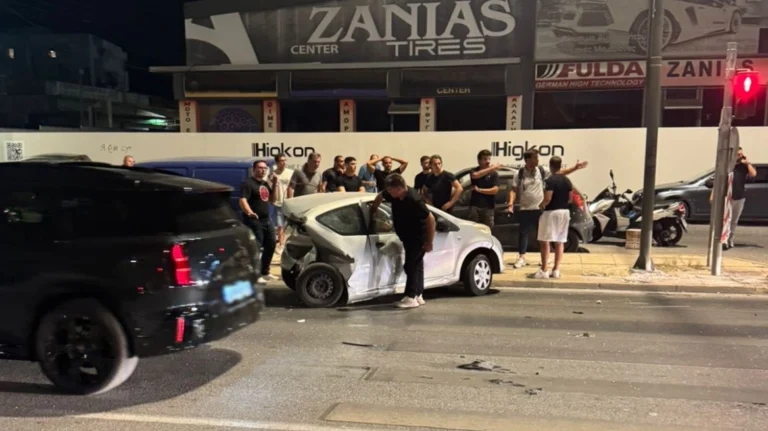 Φονική καραμπόλα τα ξημερώματα – Μία νεκρή και 3 τραυματίες από τη σύγκρουση 4 οχημάτων (φωτο)