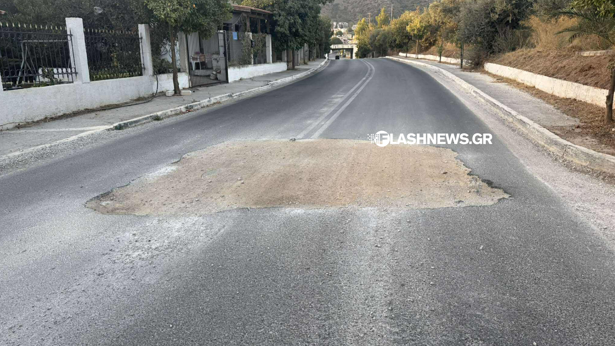 Χανιά: Τρεις μήνες παραμένει πρόχειρα «μπαλωμένη» μεγάλη λακκούβα στα Τσικαλαριά – Καθημερινός ο κίνδυνος για οδηγούς και δίκυκλα (φωτο)