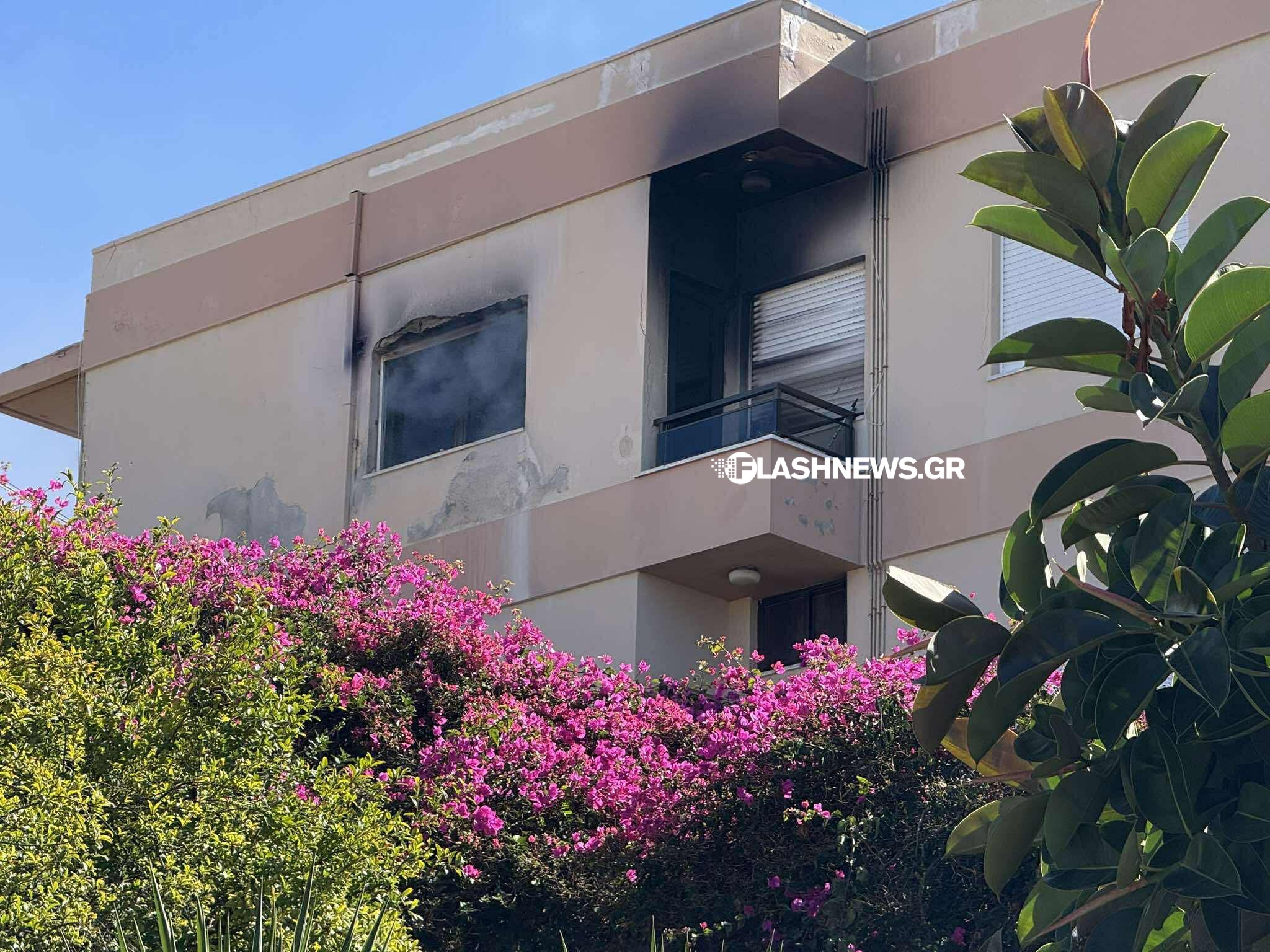 Χανιά: Μεγάλη φωτιά σε σπίτι στη Χαλέπα – Απεγκλωβίστηκε ηλικιωμένος (φωτο)