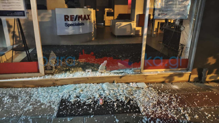 Χανιά: Μεταμεσονύκτια επιδρομή κουκουλοφόρων! Μεγάλες ζημιές σε μεσιτικό γραφείο, πέτρες σε τράπεζες και ΑΤΜ (φωτο)