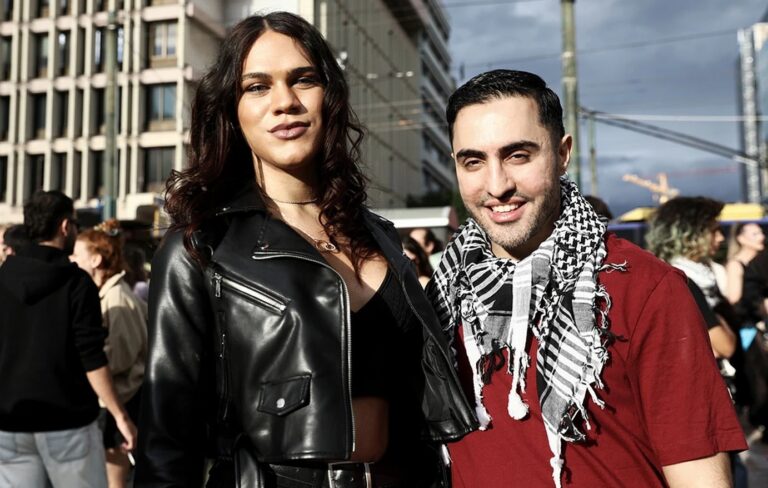 Trans Pride: Ένα διαφορετικό Pride στους δρόμους της Αθήνας με χρώματα, γκλίτερ και δυναμικά συνθήματα (video)