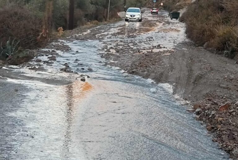 Λόγω της έντονης βροχόπτωσης σε αρκετά σημεία στο οδικό δίκτυο έπεσαν πέτρες και χώματα