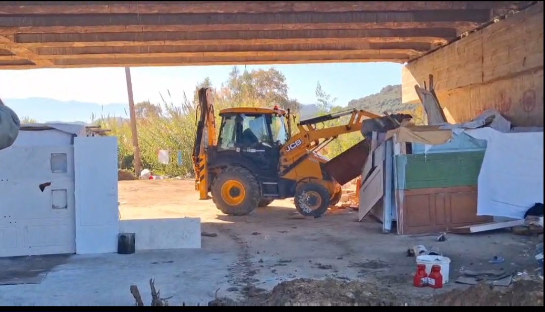 Χανιά: Απομακρύνθηκε παράπηγμα Ρομά κάτω από την γέφυρα του Πλατανιά στον ΒΟΑΚ (φωτο)