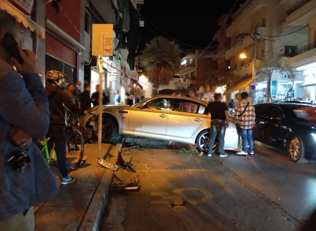 Τροχαίο στο κέντρο της πόλης μετά από επικίνδυνους ελιγμούς αυτοκινήτου (φωτο)