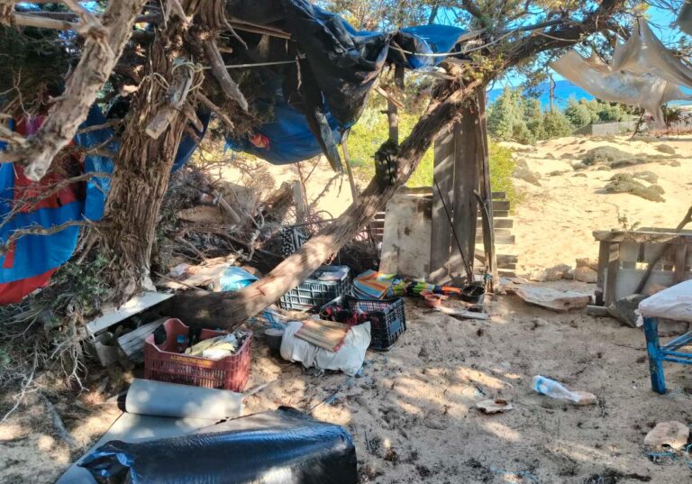 Χανιά: Απίστευτο σκουπιδιαριό άφησαν κατασκηνωτές στη Γαύδο (φωτο)