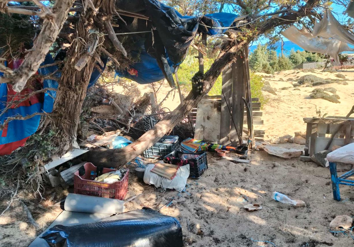 Χανιά: Απίστευτο σκουπιδιαριό άφησαν κατασκηνωτές στη Γαύδο (φωτο)