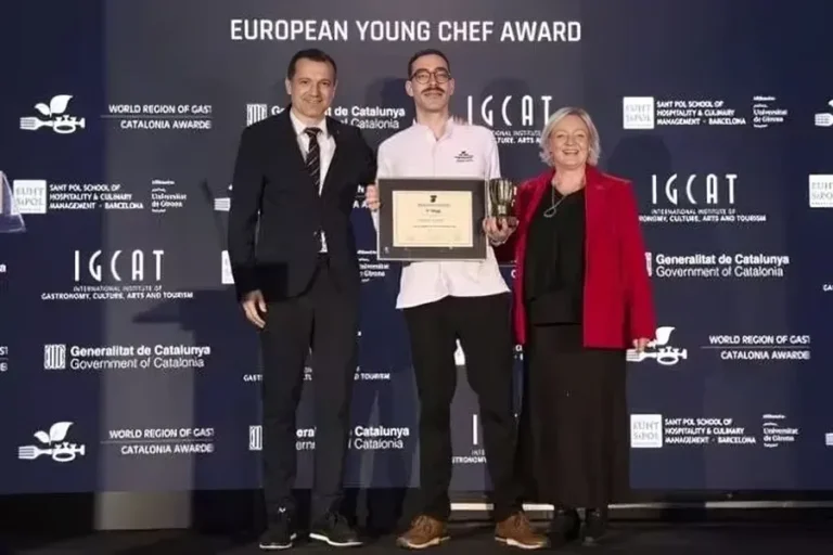 Ο Ιωάννης Λιαπάκης από την Κρήτη, Ευρωπαϊκή Περιφέρεια Γαστρονομίας 2026, ανακηρύχθηκε Ευρωπαίος Νεαρός Σεφ 2025.