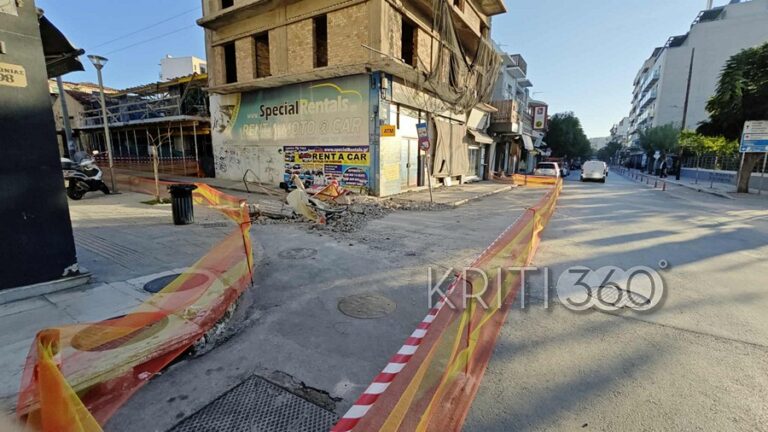 Χανιά: Κλειστός δρόμος μετά την κατάρρευση εξώστη – Μάζεψαν τα συντρίμμια (φωτο)