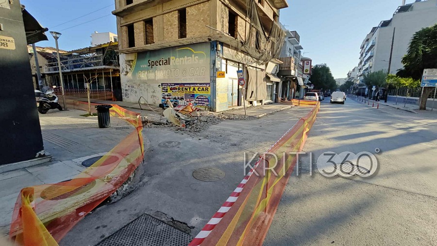 Χανιά: Κλειστός δρόμος μετά την κατάρρευση εξώστη – Μάζεψαν τα συντρίμμια (φωτο)