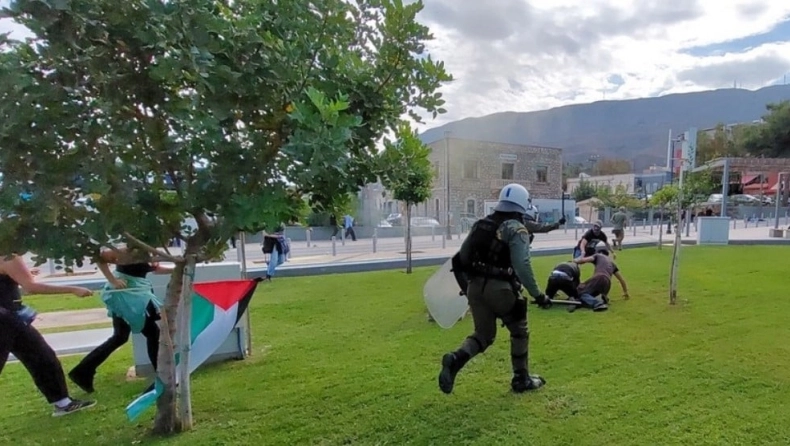 Χανιά: Άνδρας της ασφάλειας με κράνος πήγε να κάνει σύλληψη αλλά τον χτύπησαν τα ΜΑΤ: «Δικός σας είμαι», φώναζε (video)