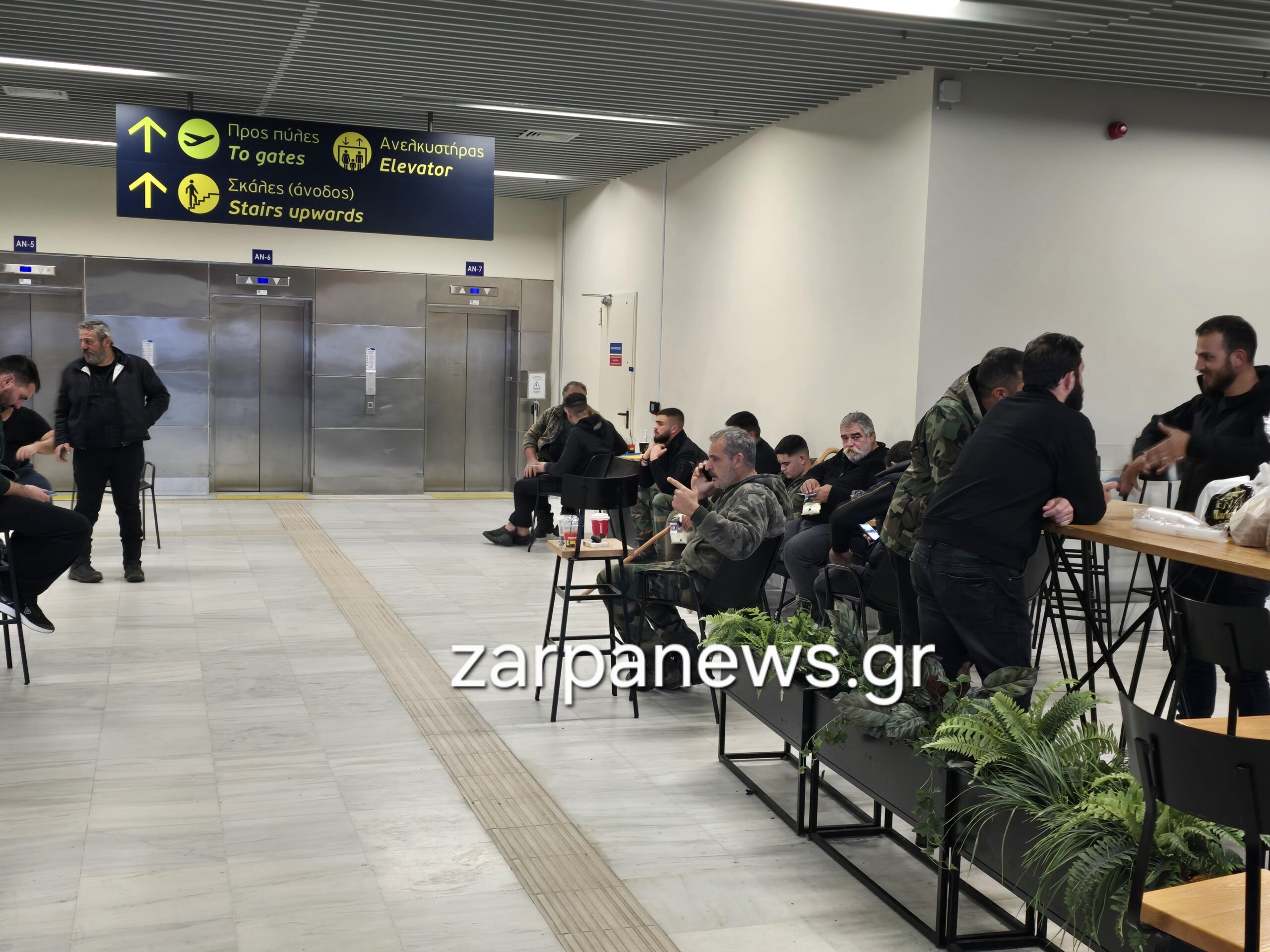 Χανιά: Δεν κάνουν πίσω οι κτηνοτρόφοι των Χανίων: Έμειναν όλη νύχτα στο αεροδρόμιο – Νέα συνέλευση το μεσημέρι