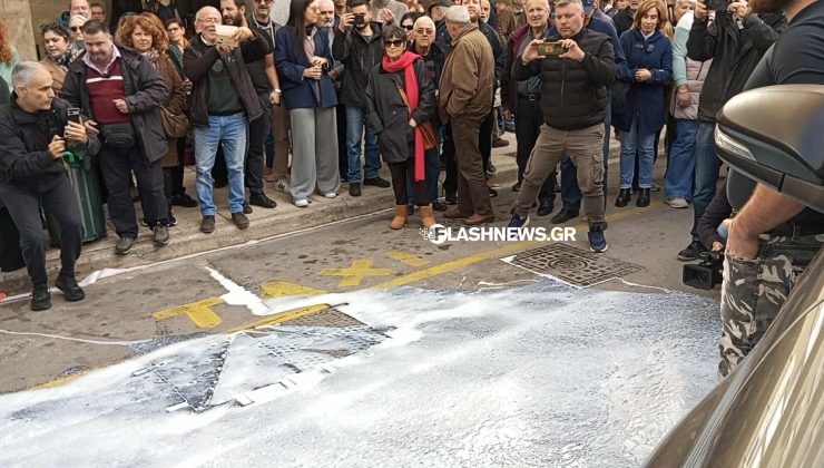 Χανιά: Αγρότες απέκλεισαν την ΑΑΔΕ και έχυσαν γάλα στον δρόμο – «Αν δεν δοθούν λύσεις θα παραλύσει όλη η Ελλάδα» (φωτο - video)