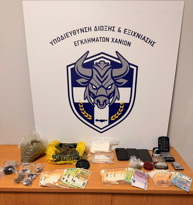 Χανιά: Εκατοντάδες γραμμάρια κοκαΐνης και κάνναβης και χιλιάδες ευρώ βρήκαν οι αρχές μετά από έφοδο – Χειροπέδες σε τρία άτομα